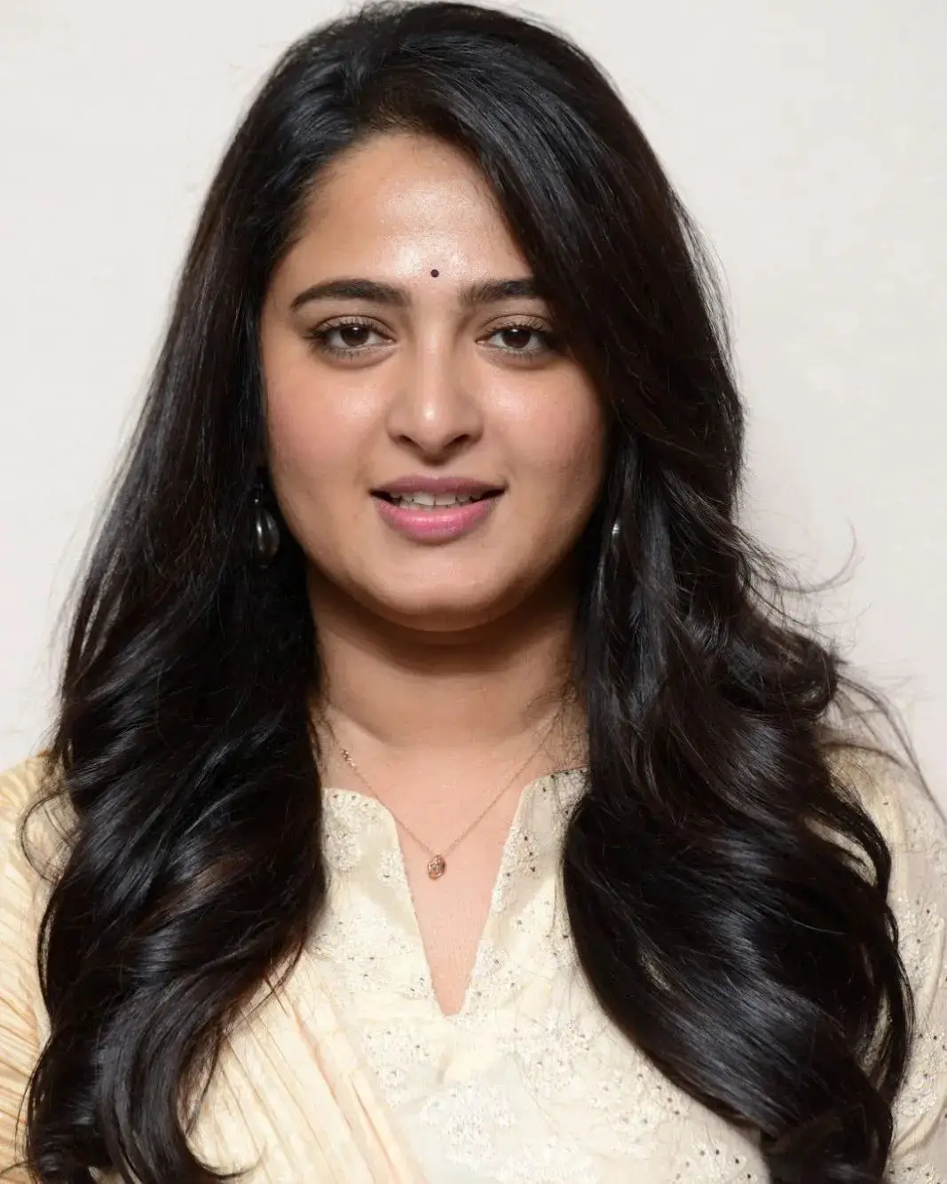 Anushka Shetty Long Hair Smiling Face Closeup Wallpapers